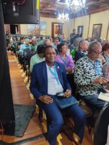 Souleymane Dembélé dans la salle conférence défend les couleurs du Mali à la Conférence internationale sur le colonialisme et le néocolonialisme au Venezuela